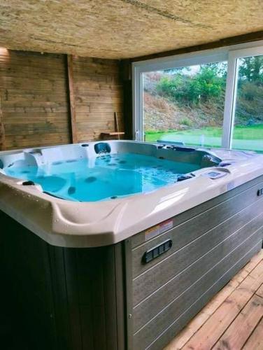 Photo de la galerie de l'établissement Gite avec spa privatif*, à Saint-Symphorien-les-Buttes