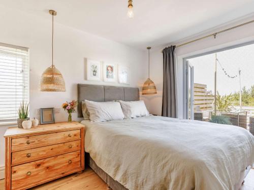 Un dormitorio con una cama grande y una ventana en 2 Bed in Bude 5.6mls N 86909, en Kilkhampton