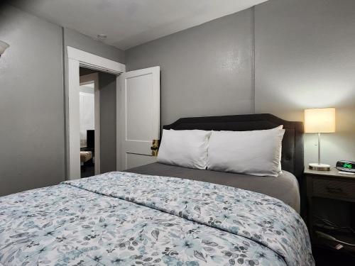1 dormitorio con 1 cama con manta azul y blanca en TWO BEDROOM HOME IN BEAUTIFUL DOWNTOWN LAKELAND en Lakeland
