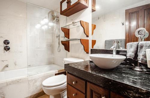 een badkamer met een wastafel, een toilet en een bad bij Playa Bonita in Puerto Vallarta