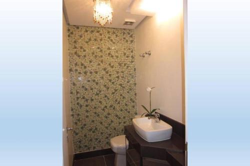 卡波布里奧的住宿－Apartamento Cobertura em Cabo Frio 3 suítes，一间带水槽和卫生间的浴室