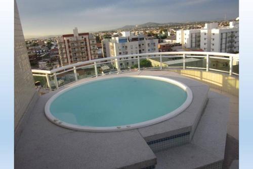 卡波布里奧的住宿－Apartamento Cobertura em Cabo Frio 3 suítes，建筑物屋顶上的游泳池