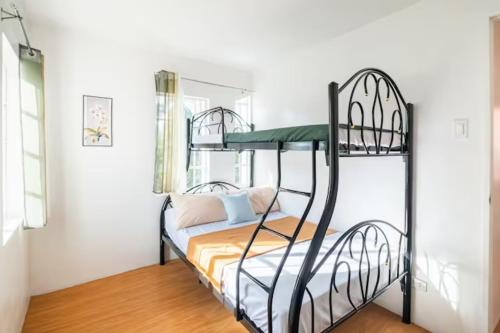 Katil dua tingkat atau katil-katil dua tingkat dalam bilik di SMyleINN camella Jade