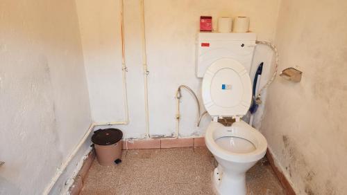 Baño sucio con aseo en una habitación en Wildernest retreat by ranjan en Aiju