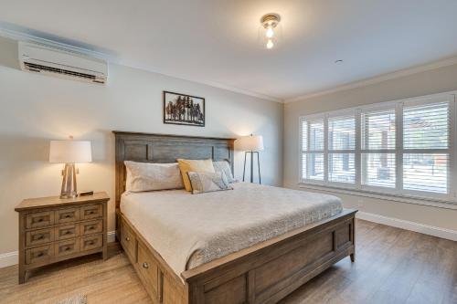 Un dormitorio con una cama grande y una ventana en Ski-InandSki-Out Cranmore Mountain Resort Condo!, en Conway