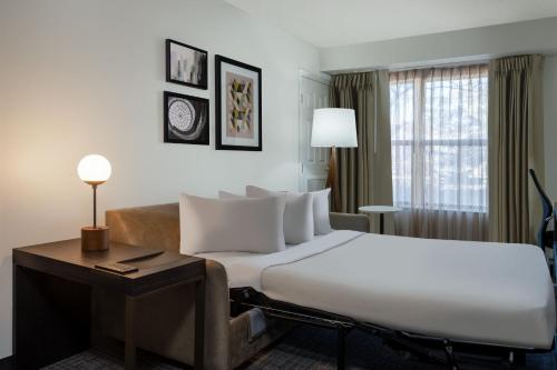 um quarto de hotel com uma cama grande e um sofá em Residence Inn by Marriott Boulder Broomfield em Louisville