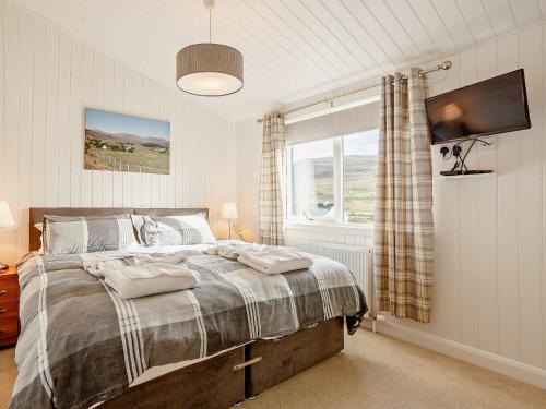 ポートリーにある2 Bed in Isle of Skye 75068のベッドルーム1室(ベッド1台、テレビ、窓付)