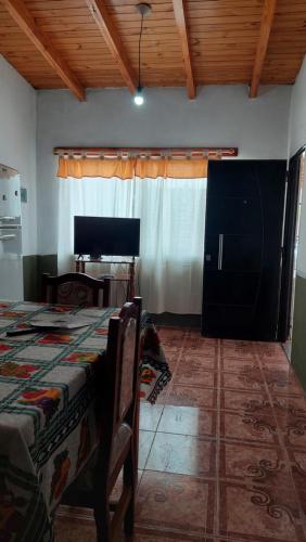 Habitación con cama y escritorio. en MALARGÜE en Malargüe