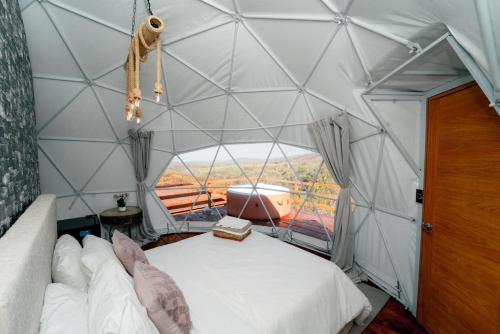 a room with a bed in a dome tent at Ovalulú Glamping Hotel in Santa Cruz de Barahona