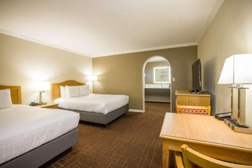 una camera d'albergo con 2 letti e una scrivania di Best Western Inn a Redwood City