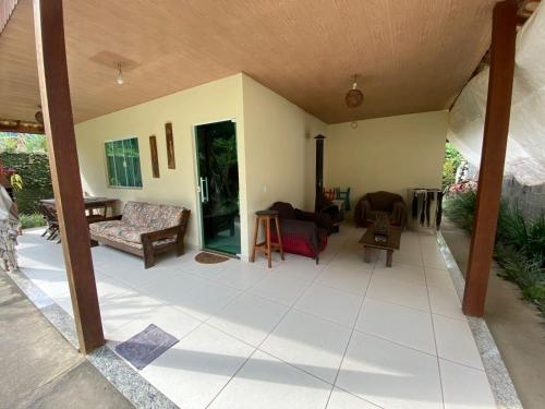 Posezení v ubytování Lumiar casa solar churrasqueira com 3 quartos sendo um suíte arejada, jardim a 700m do centro