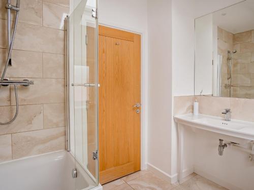新港的住宿－3 Bed in Newport 90253，带淋浴、盥洗盆和浴缸的浴室