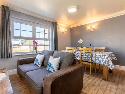 A seating area at 2 Bed in Croyde 87755
