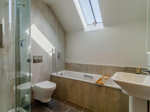 3 Bed in Saxmudham 89691 في Aldringham: حمام مع مرحاض ومغسلة وحوض استحمام