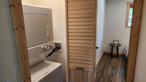 Virtuvė arba virtuvėlė apgyvendinimo įstaigoje Beargrass Lodging & RV Resort