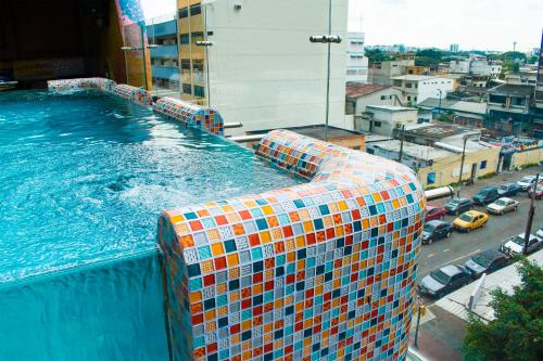 una gran piscina en la parte superior de un edificio en FORTICH APART HOTEL en Guayaquil