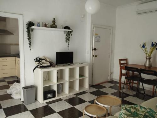 ein Wohnzimmer mit einem weißen Schrank und einem Tisch in der Unterkunft Apartamentos Marco Sancho Centro-Alameda-Setas in Sevilla