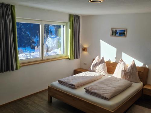 - une chambre avec un lit et une fenêtre dans l'établissement Cozy holiday apartment in the Salzburger Land, à Wagrain