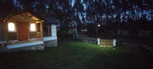 a backyard at night with a gazebo at Cabaña Zeus en Villas de San Felipe in Oicatá