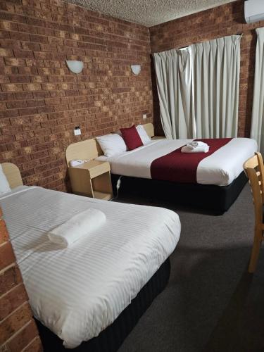 Cama o camas de una habitación en Courtyard Motor Inn