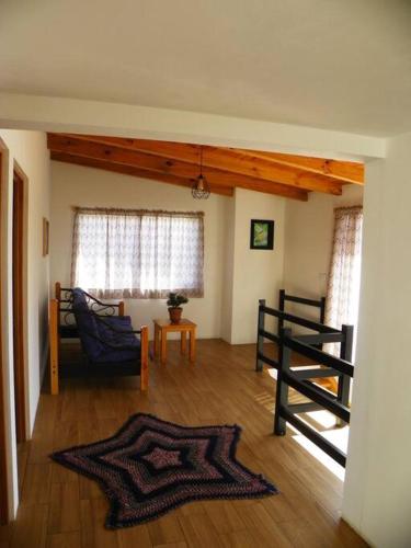 - un salon avec un lit et un tapis dans l'établissement Casa Fresnos, à Amealco