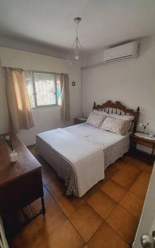 um quarto com uma cama, uma mesa e uma janela em Casa en Punta del este cerca de playa y shopping em Punta del Este