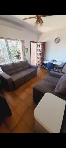 uma sala de estar com um sofá e uma mesa em Casa en Punta del este cerca de playa y shopping em Punta del Este