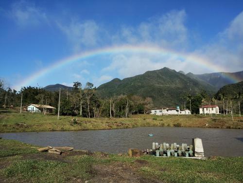 un arco iris sobre un río con un barco en el agua en Rancho Fontanassi, en Treviso