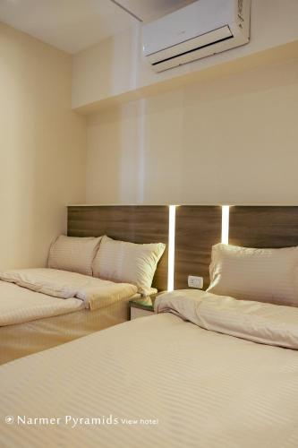 a room with two beds in a room at Narmer Pyramids View in Cairo