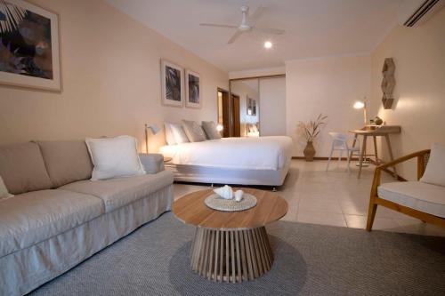 uma sala de estar com uma cama e um sofá em Latitude 17 - Suite 2 em South Mission Beach
