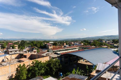 una vista aérea de una ciudad con un edificio en Hospedaje Humazapa Tarapoto, San Martín, en Tarapoto