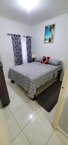 sypialnia z łóżkiem w pokoju w obiekcie Finest Accommodation Jacaranda #528 Stem St Catherine w mieście Spanish Town