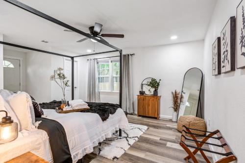 ウェイコにあるThe Craftsman on Clay-Downtown-4 Blocks to Silos-Hot Tub and Cowboy Poolのベッドと天井扇風機のある寝室