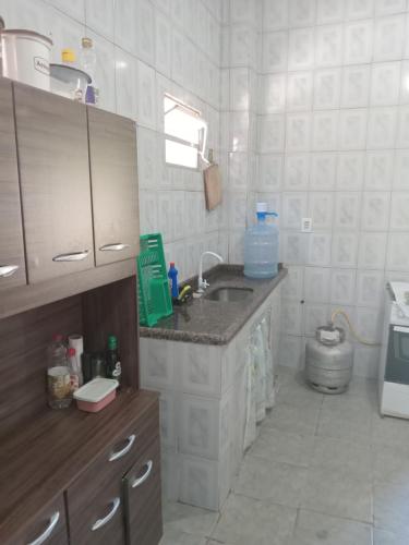 - une cuisine avec un évier et un comptoir dans l'établissement Casa de Férias Arborizada, à Canavieiras