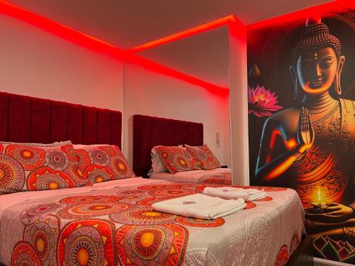 Zimmer mit einem Bett und einem großen Gemälde an der Wand in der Unterkunft Dubai motel vip in Bogotá