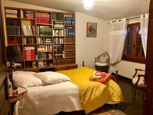 een slaapkamer met een bed met een gele deken bij Gîte Vadelaincourt, 4 pièces, 4 personnes - FR-1-585-67 in Vadelaincourt
