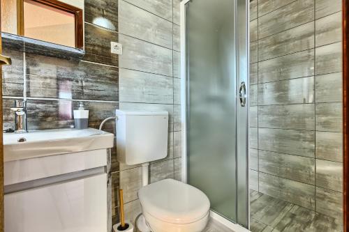 La salle de bains est pourvue de toilettes et d'un lavabo. dans l'établissement Apartments by the sea Kastel Stafilic, Kastela - 21981, à Kaštel Štafilić