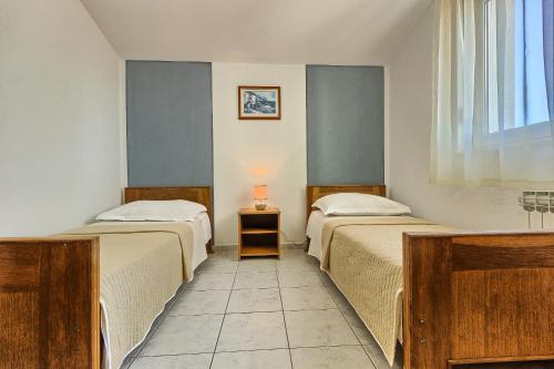 Säng eller sängar i ett rum på Apartments by the sea Kastel Stafilic, Kastela - 21981