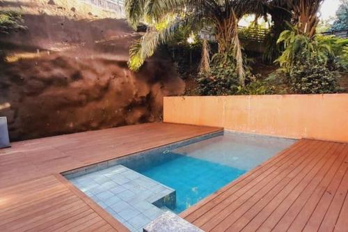 - une petite piscine sur une terrasse en bois dans l'établissement E KOMO MAI, à Punaauia
