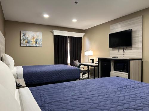 Postel nebo postele na pokoji v ubytování Clairmont Inn & Suites