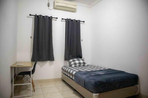 Postel nebo postele na pokoji v ubytování SakaLoka Kebagusan