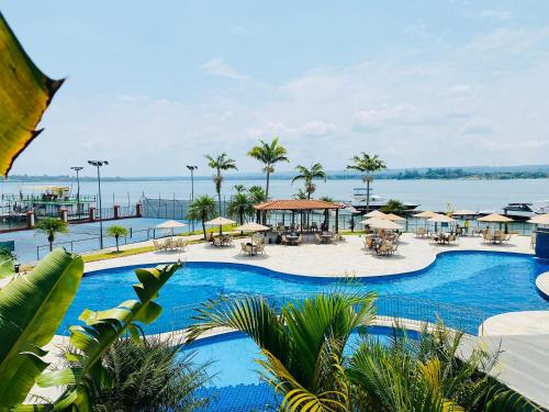 - une vue sur un complexe avec une grande piscine dans l'établissement Flat 144 no centro de Brasília, à Brasilia