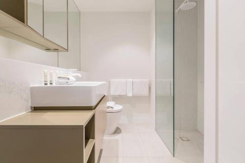 Kylpyhuone majoituspaikassa Effortless MinimalismCentral Southbank Apt Park