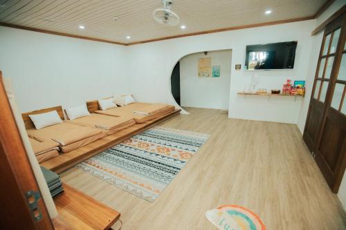 Televiisor ja/või meelelahutuskeskus majutusasutuses LalaGigi Homestay & Coffee