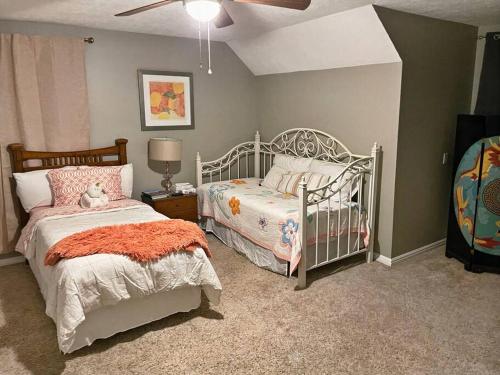Ένα ή περισσότερα κρεβάτια σε δωμάτιο στο Modern Living Space Perfect for Group Gatherings!