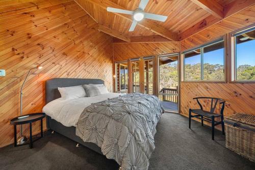 1 dormitorio con 1 cama y ventilador de techo en Willodene Lodge - Nature & Lake Views, en Macclesfield