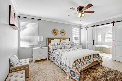 1 dormitorio con 1 cama y ventilador de techo en Modern and Stylish 4-bedroom Home, en Fullerton