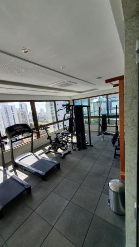 ein Fitnessstudio mit Laufbändern und Geräten in einem Gebäude in der Unterkunft Flat Super Luxo - Boa Viagem in Recife
