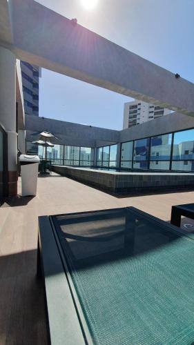 ein großes Gebäude mit einem Pool in der Mitte in der Unterkunft Flat Super Luxo - Boa Viagem in Recife
