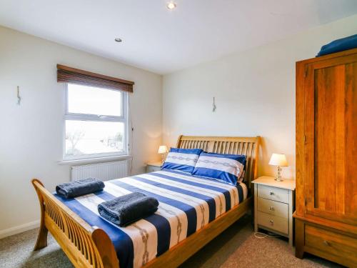 um quarto com uma cama com duas almofadas em 2 Bed in Gurnard 73374 em Gurnard